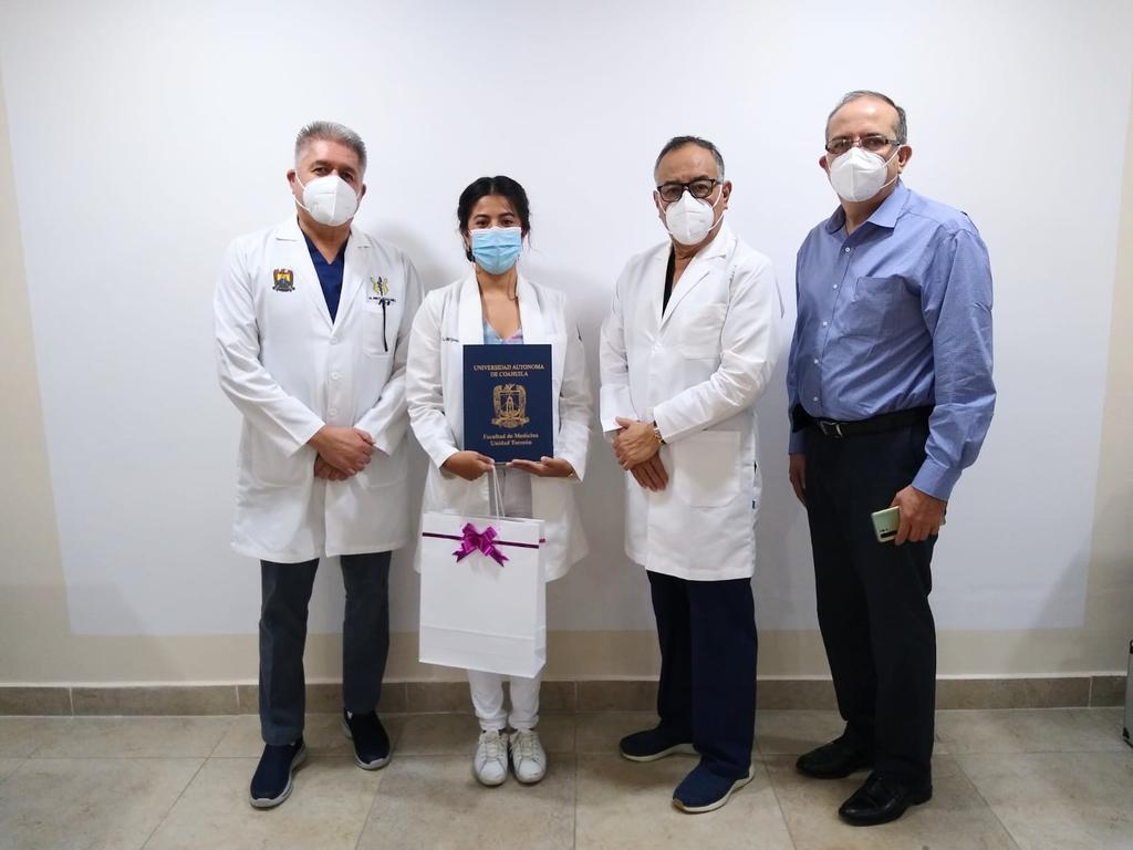 Reconocen a Karla Lucero, la mejor alumna en Facultad de Medicina de la UA de C en Torreón