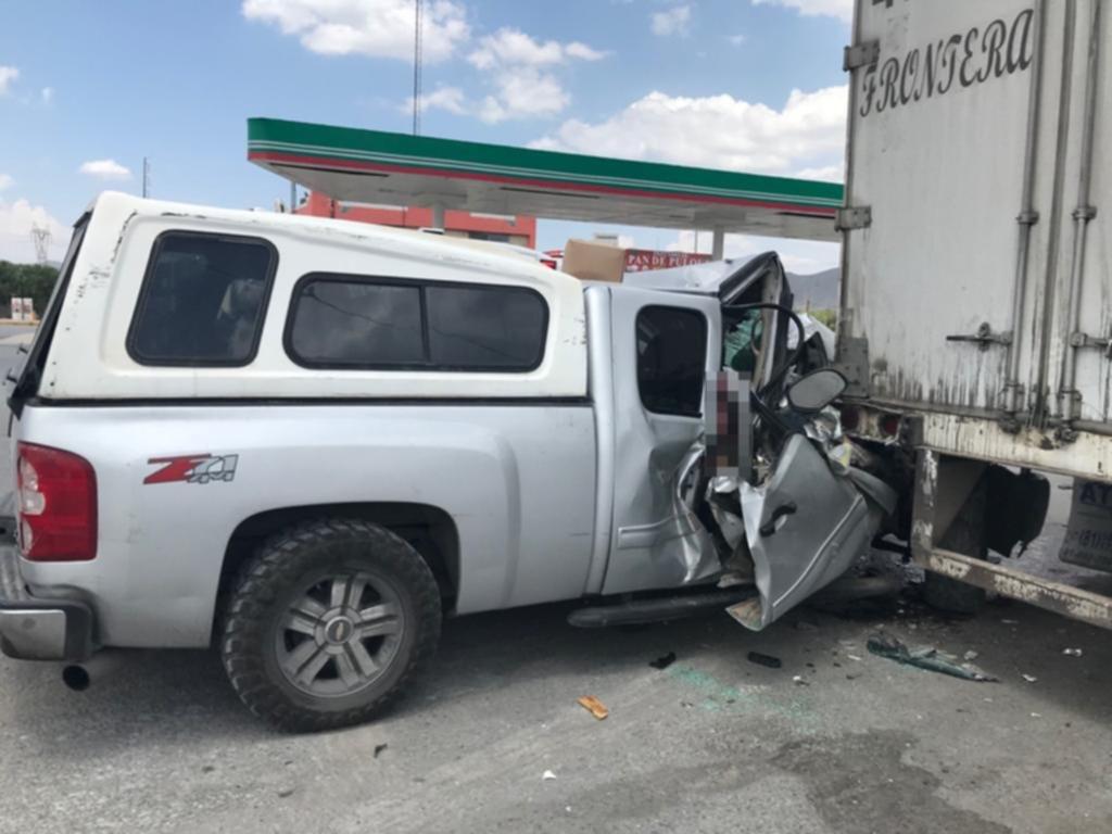 Mujer termina prensada luego de chocar en carretera Saltillo – Monterrey; se reporta grave