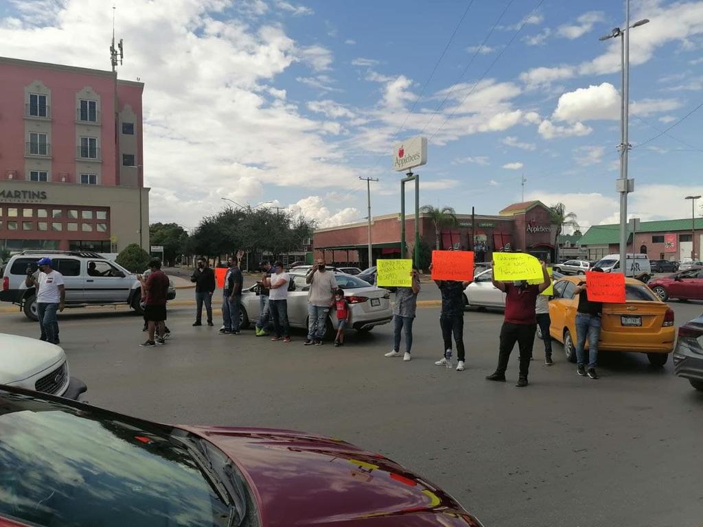 Choferes de Uber y Didi bloquean el bulevar Independencia de Torreón