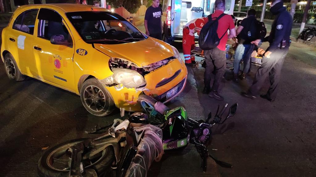 Taxista realiza maniobra no permitida frente a la colonia Torreón Jardín y lesiona a motociclista 