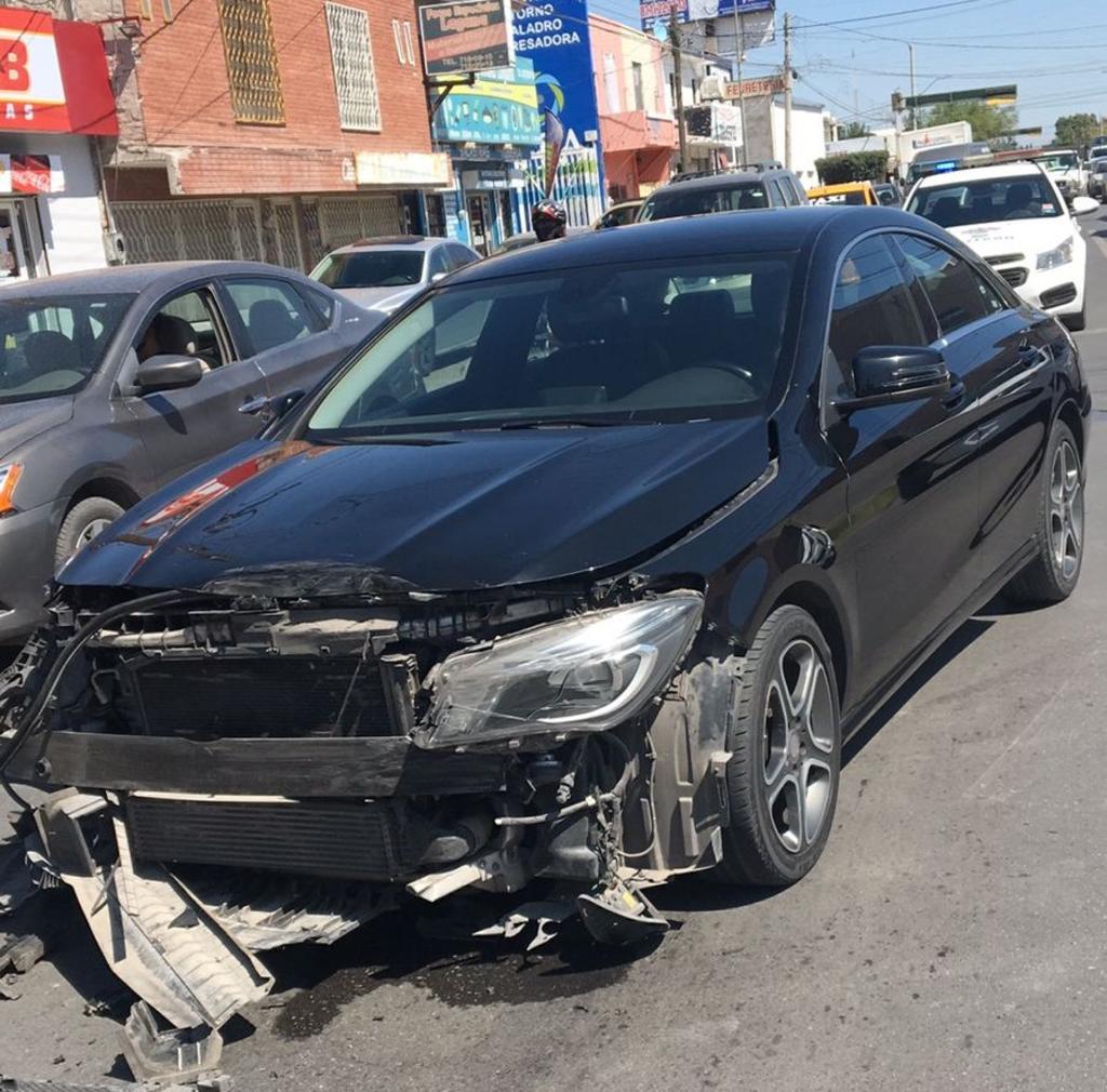 Conductor se pasa el alto y choca con auto de lujo en el Centro de Torreón