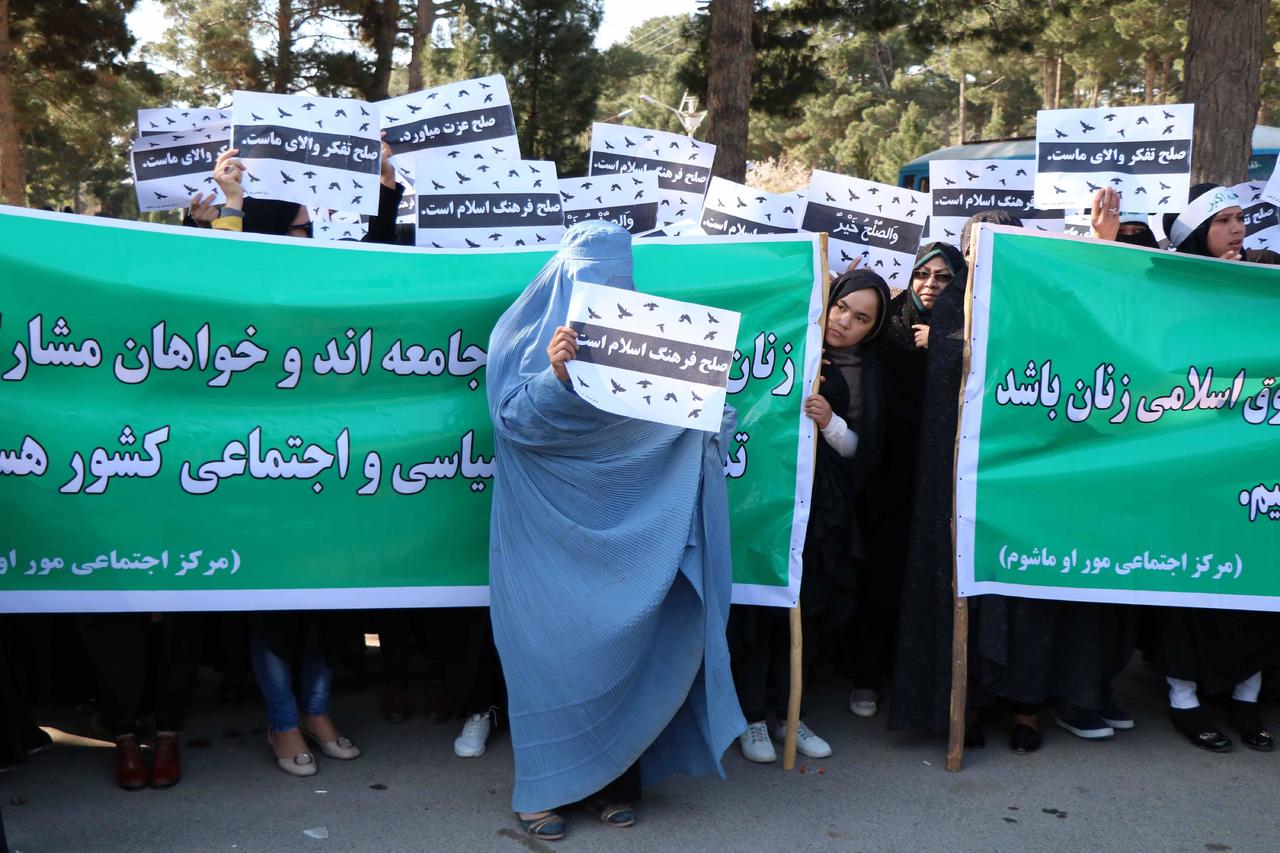Las mujeres afganas protestan para exigir a los talibanes sus derechos robados