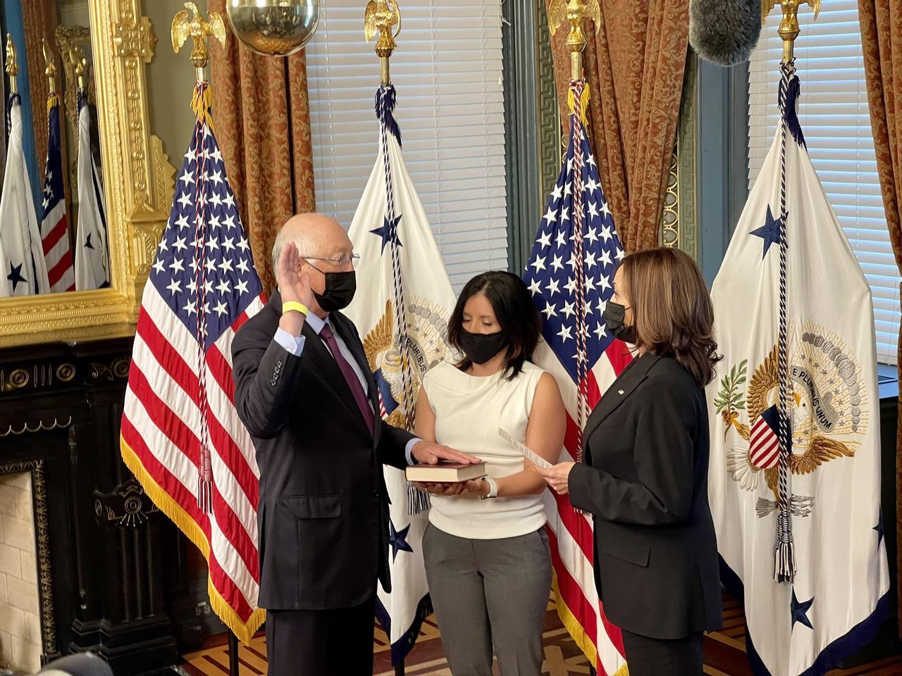 Vicepresidenta Kamala Harris toma juramento a Ken Salazar, nuevo embajador de EUA en México
