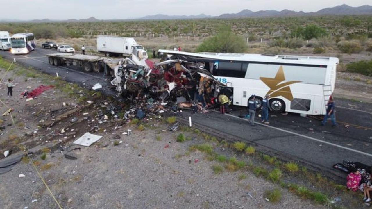 Fiscalía de Sonora ajusta a 13 la cifra de muertos por choque de autobús y dos tráileres