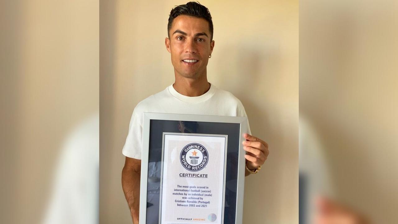 Cristiano recibe reconocimiento Guiness World Récords tras llegar a 111 goles con selección