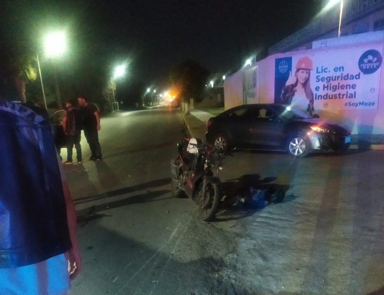 Motociclista se impacta por alcance contra un auto  frente a la colonia Santa María de Torreón