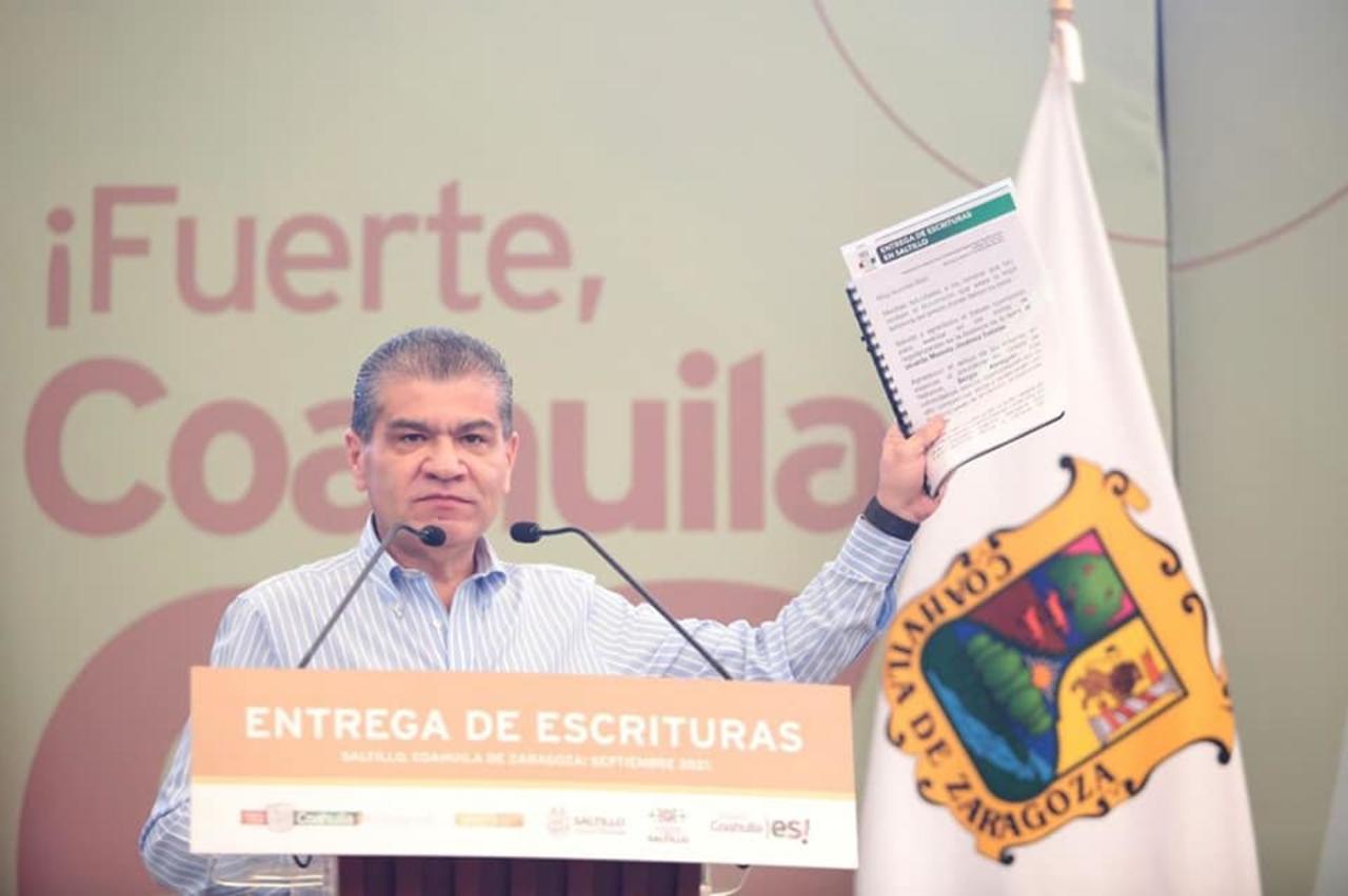 Gobernador de Coahuila entrega 200 escrituras en sectores populares de Saltillo