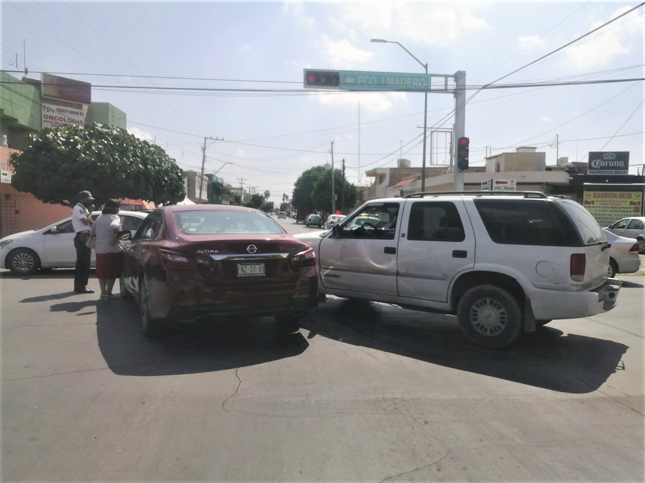 Se registra accidente vial en el Centro de Torreón; ambos conductores argumentan luz verde del semáforo