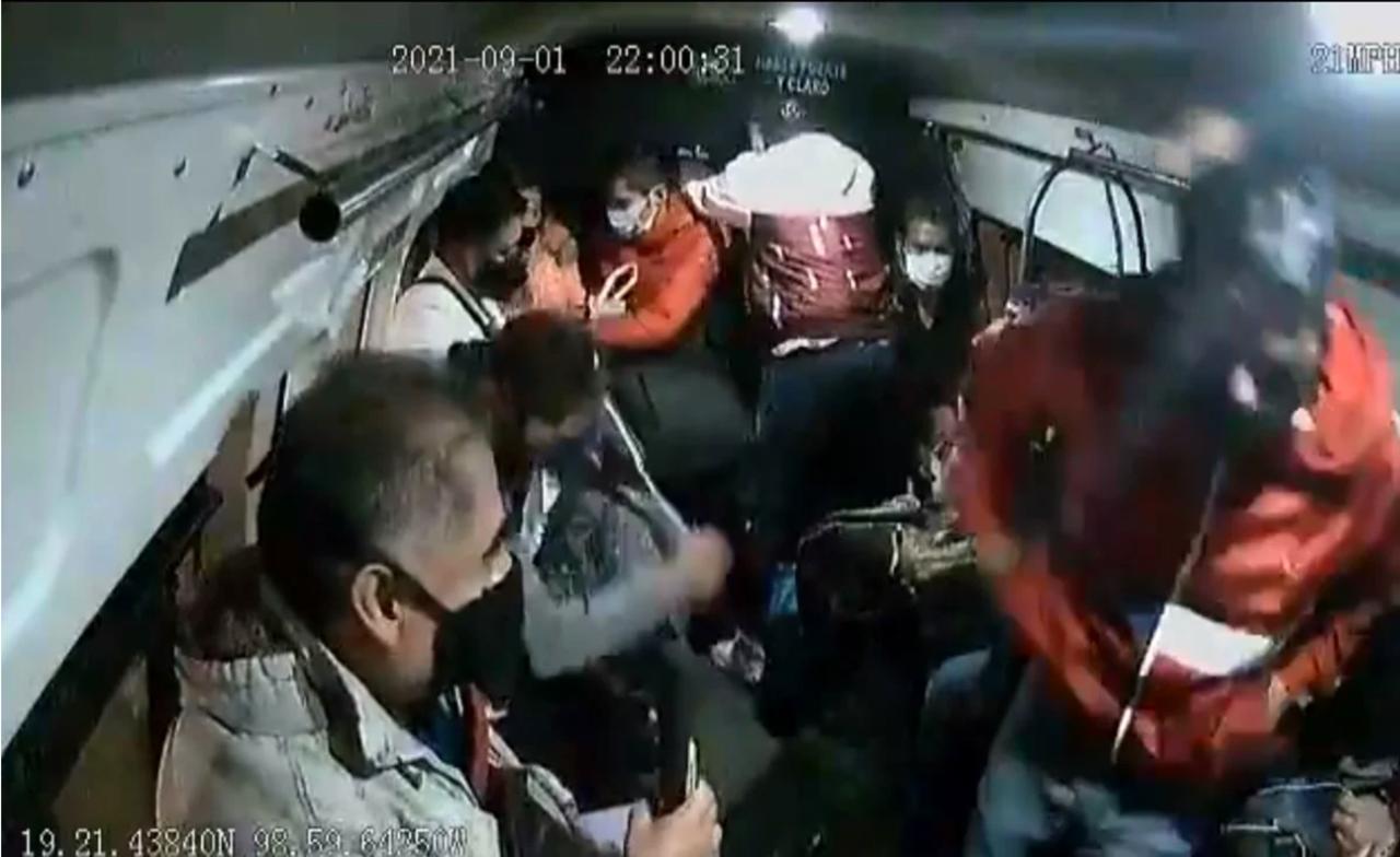 VIDEO: Tres sujetos asaltan en menos de dos minutos a pasajeros de combi en Iztapalapa