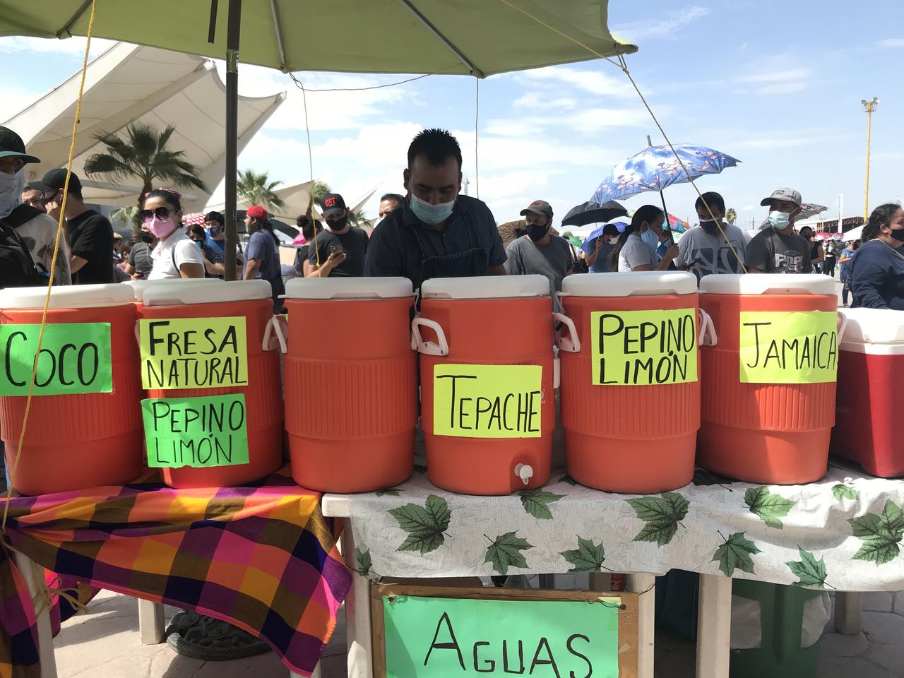 Comerciantes aprovechan gran afluencia de personas en módulo de vacunación en Gómez Palacio
