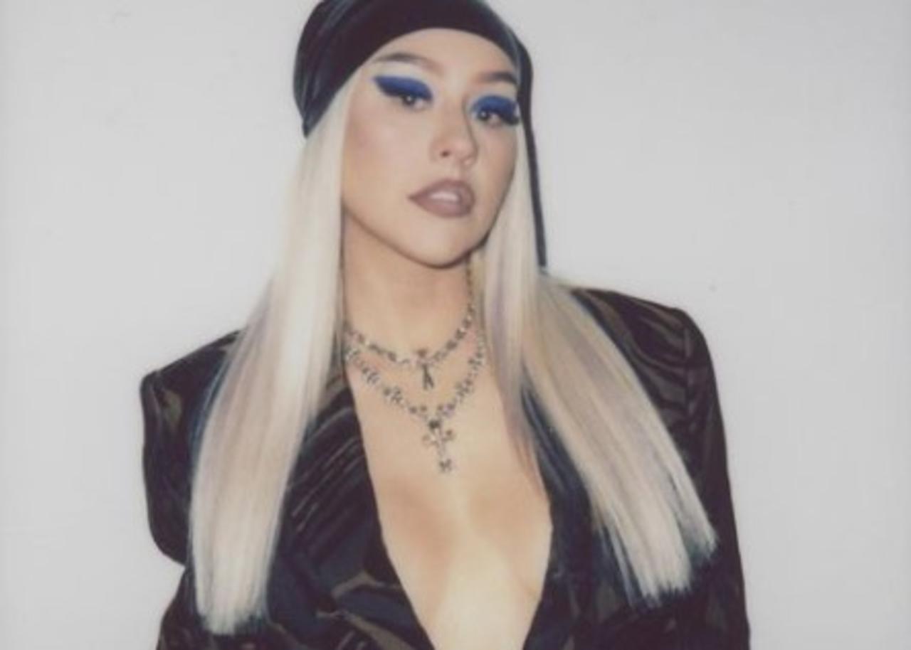 Christina Aguilera posa en topless; cubre sus atributos con su rubia melena