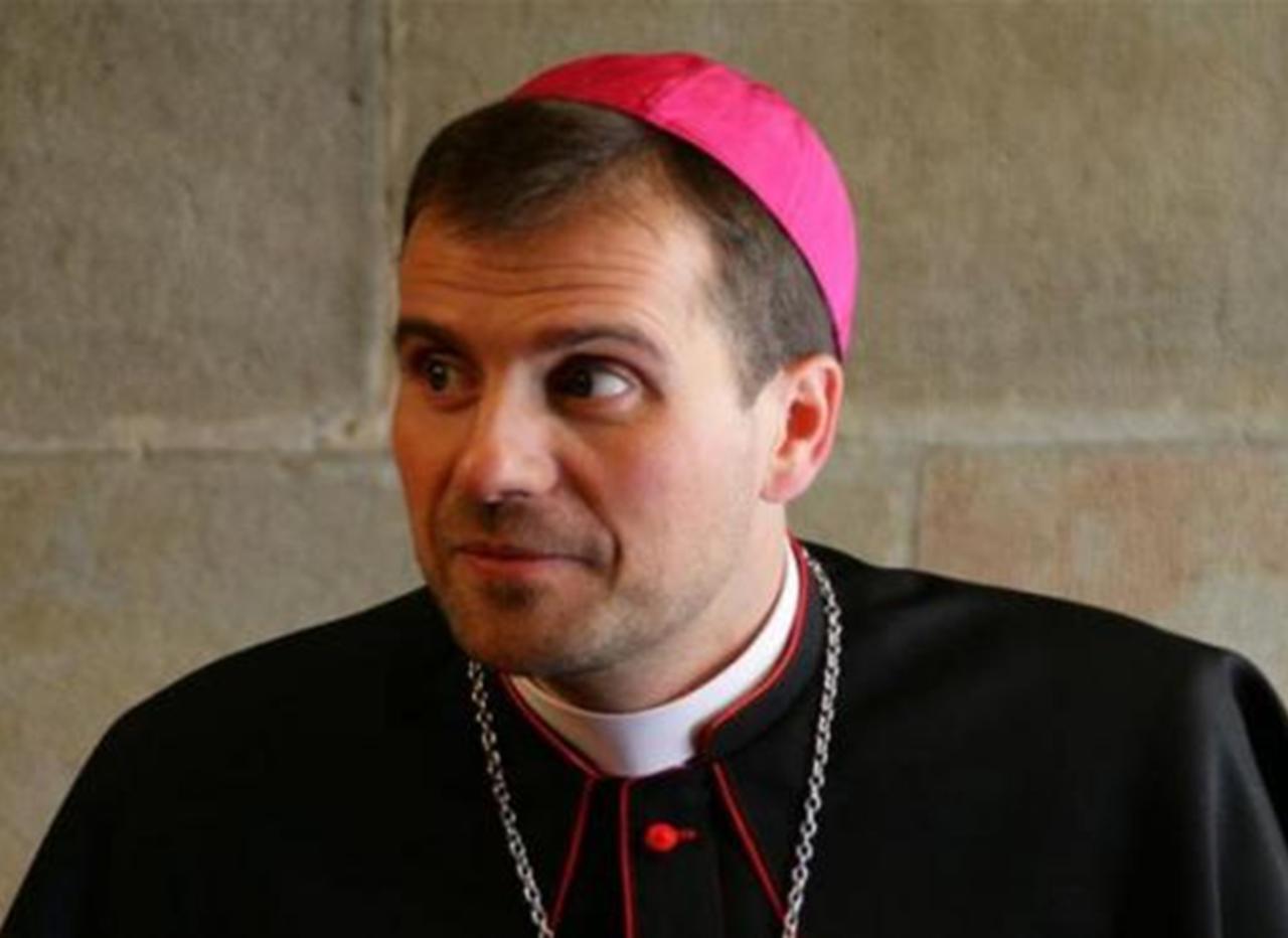 Obispo español renuncia a su cargo para irse a vivir con una escritora de novelas eróticas