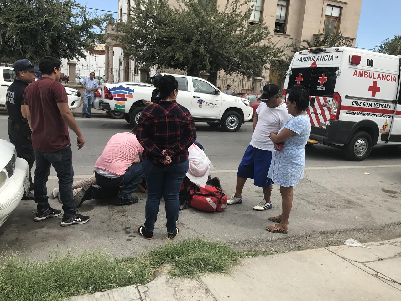 Mujer resulta lesionada tras caer de una motocicleta en la zona Centro de Torreón