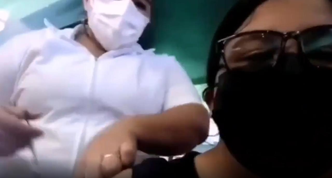 Denuncian a enfermera que no aplicó vacuna en Veracruz por 'estar cansada'