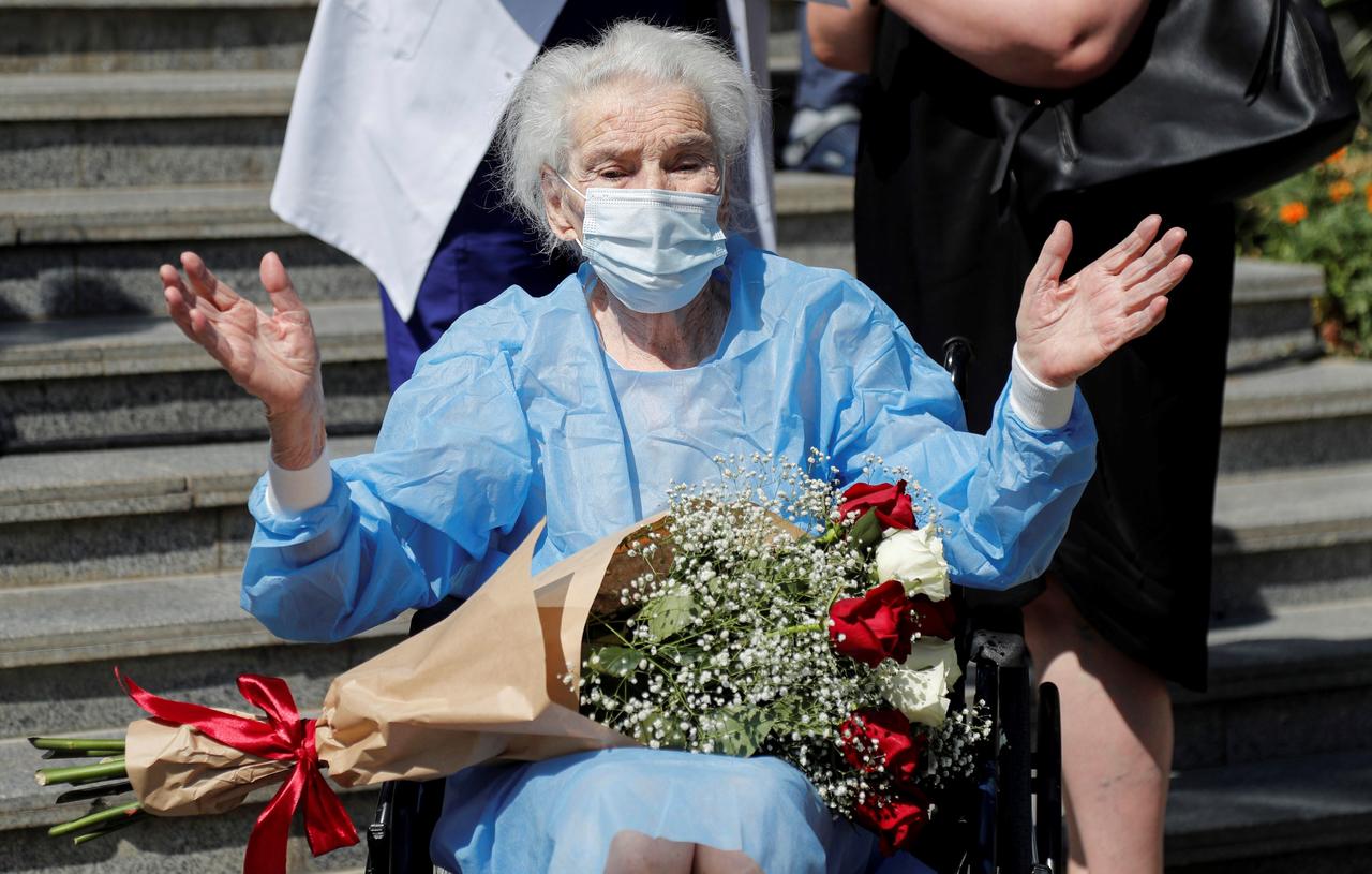Mujer de 111 años de edad vence al COVID-19