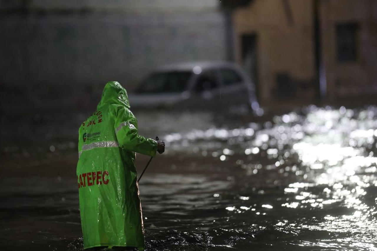 Lluvia provoca inundaciones en Ecatepec, Edomex; al menos dos personas murieron