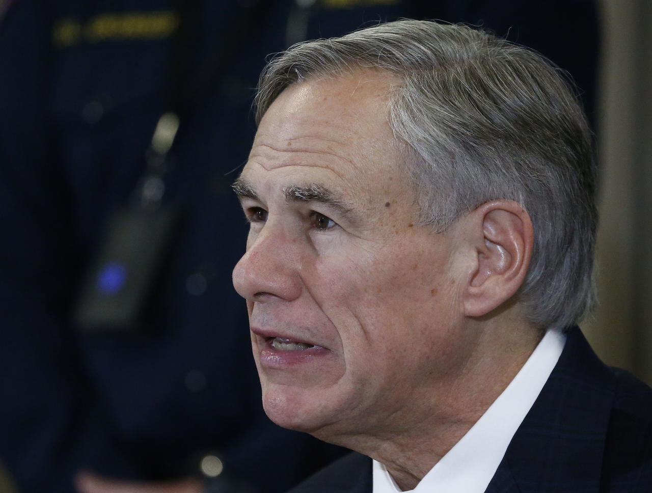 El gobernador de Texas, Greg Abbott, firma una ley que restringe el derecho al voto
