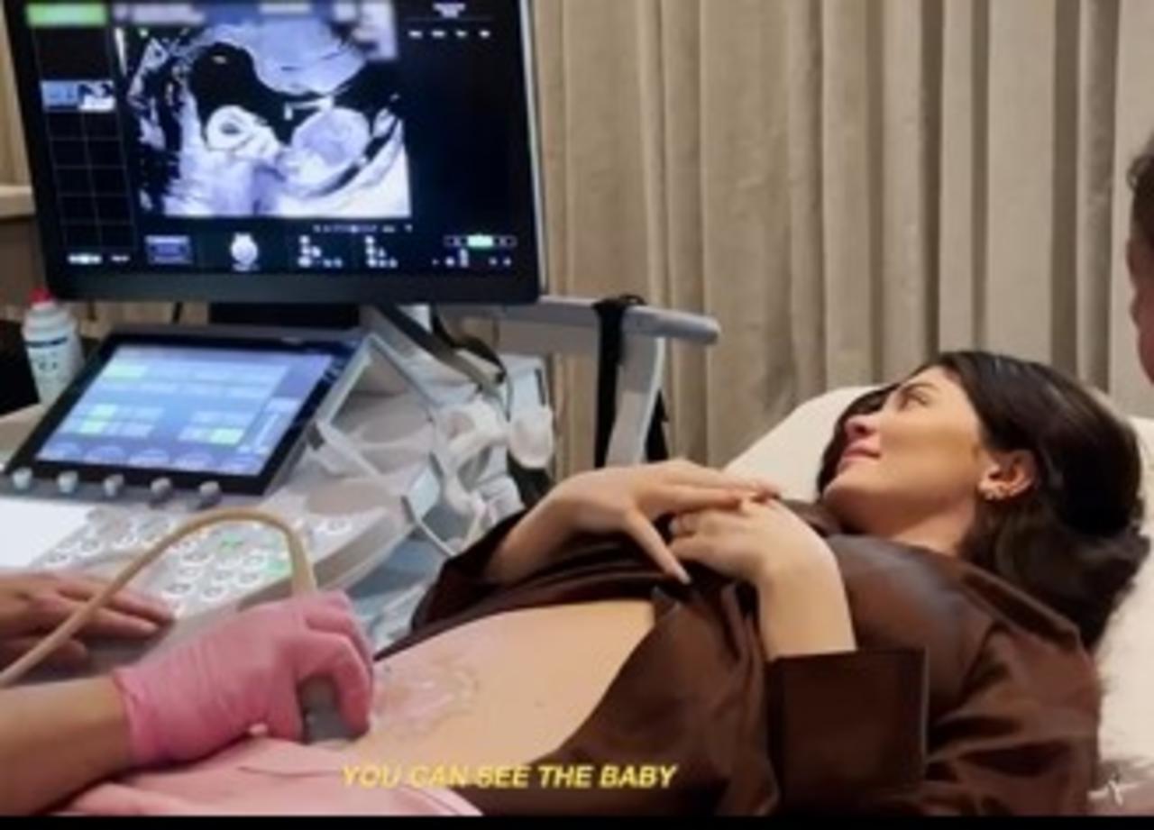 Kylie Jenner confirma su embarazo con tierno video en redes