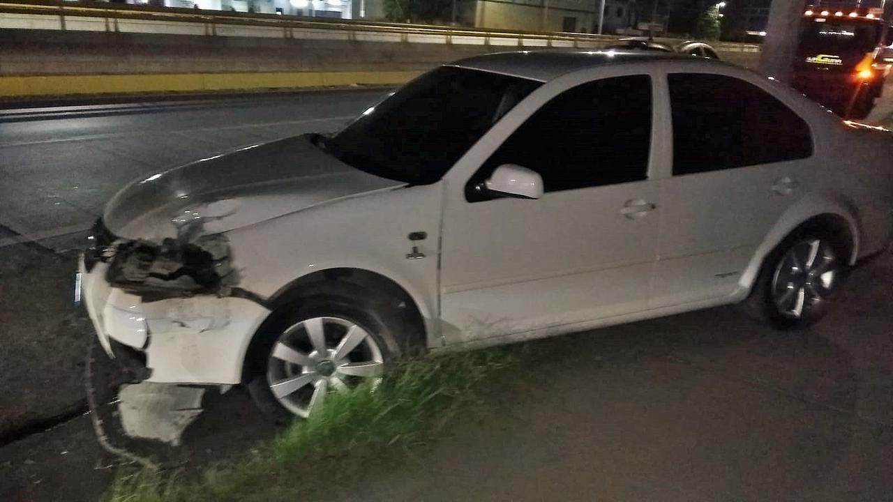Conductor abandona su vehículo tras impactarse contra el poste de una luminaria en Torreón