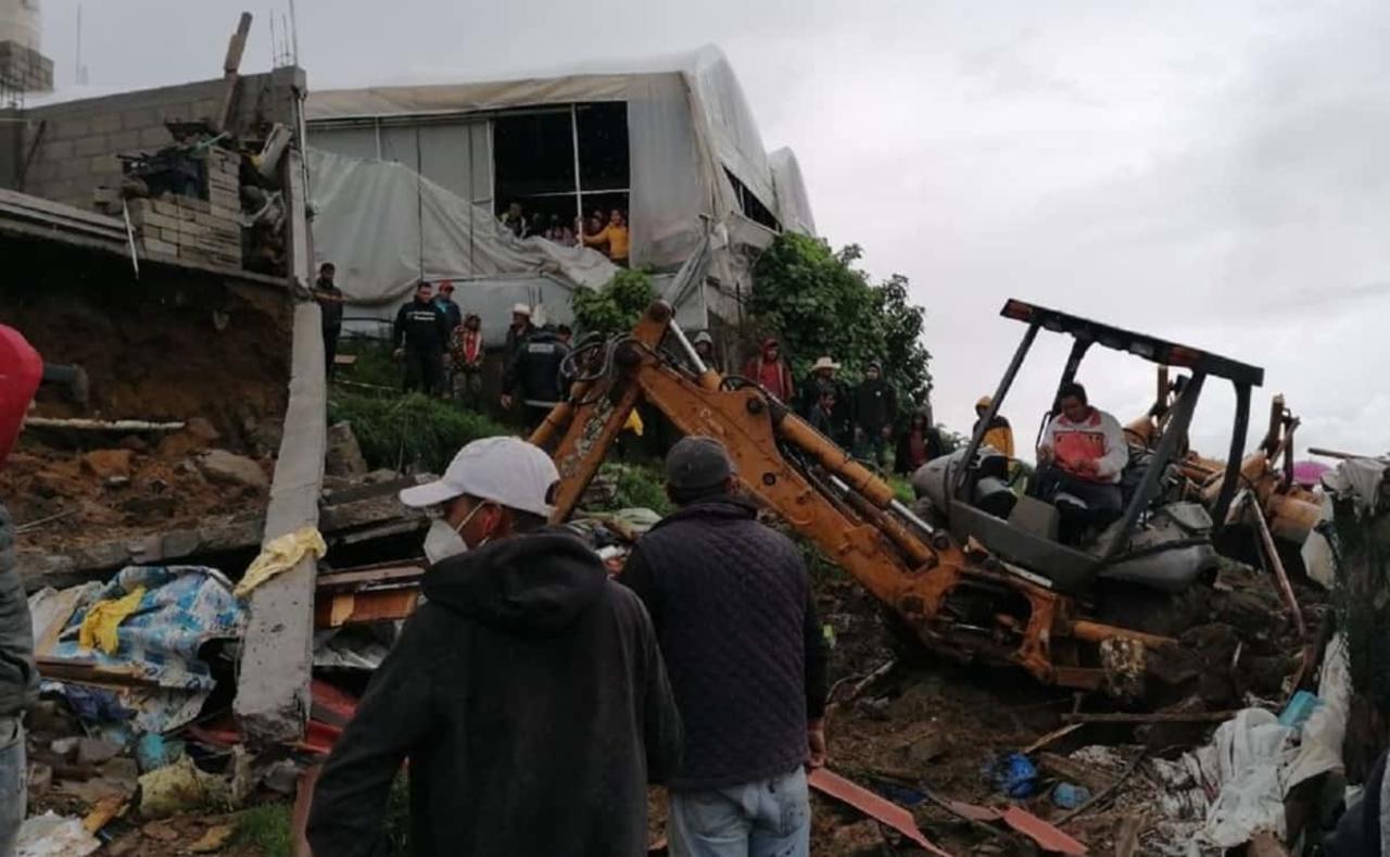 Familia pierde la vida al quedar sepultada por deslave de tierra en el Estado de México