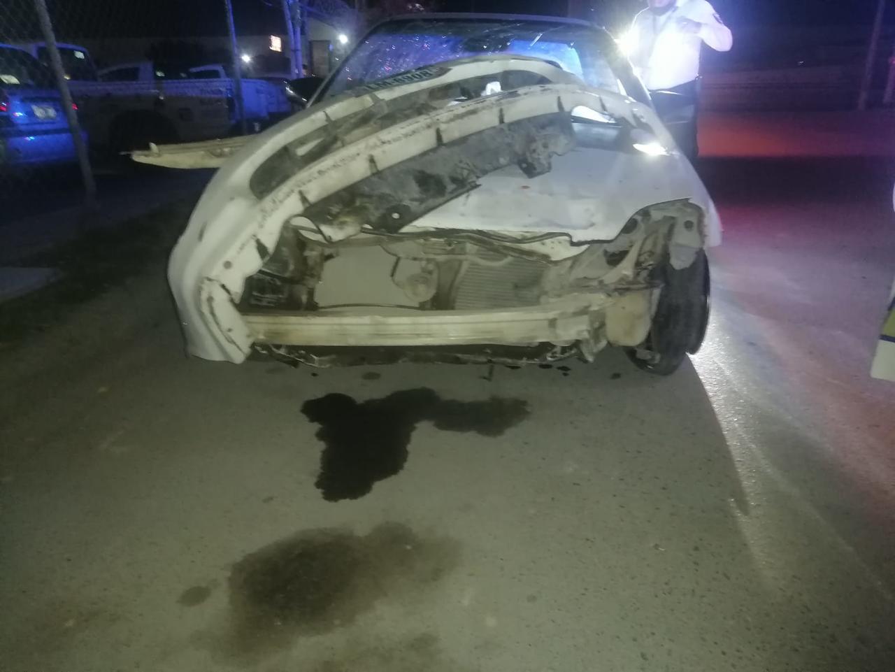 Vehículo es abandonado tras accidente en la Pequeña Zona Industrial de Torreón