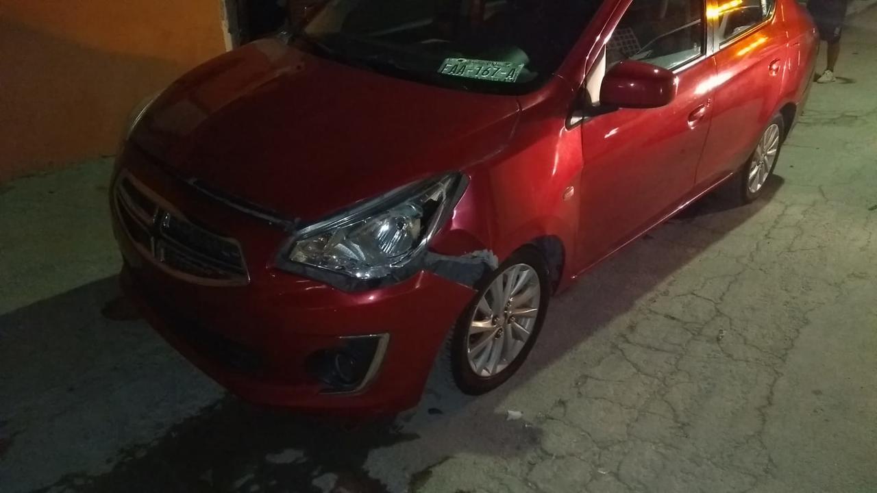 Conductor circula de reversa y choca contra auto estacionado en la colonia Elsa Hernández de Torreón