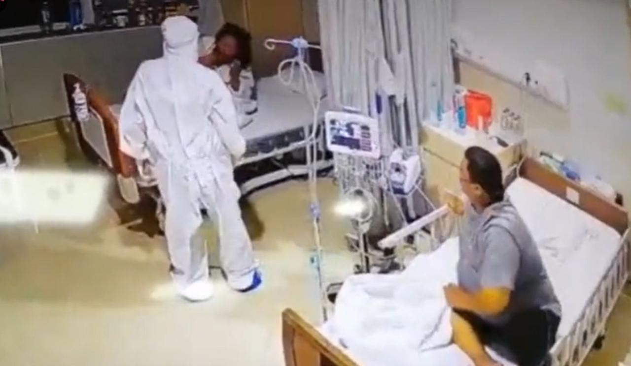 Reacción de paciente al confundir a enfermero con 'fanatsma' se vuelve viral