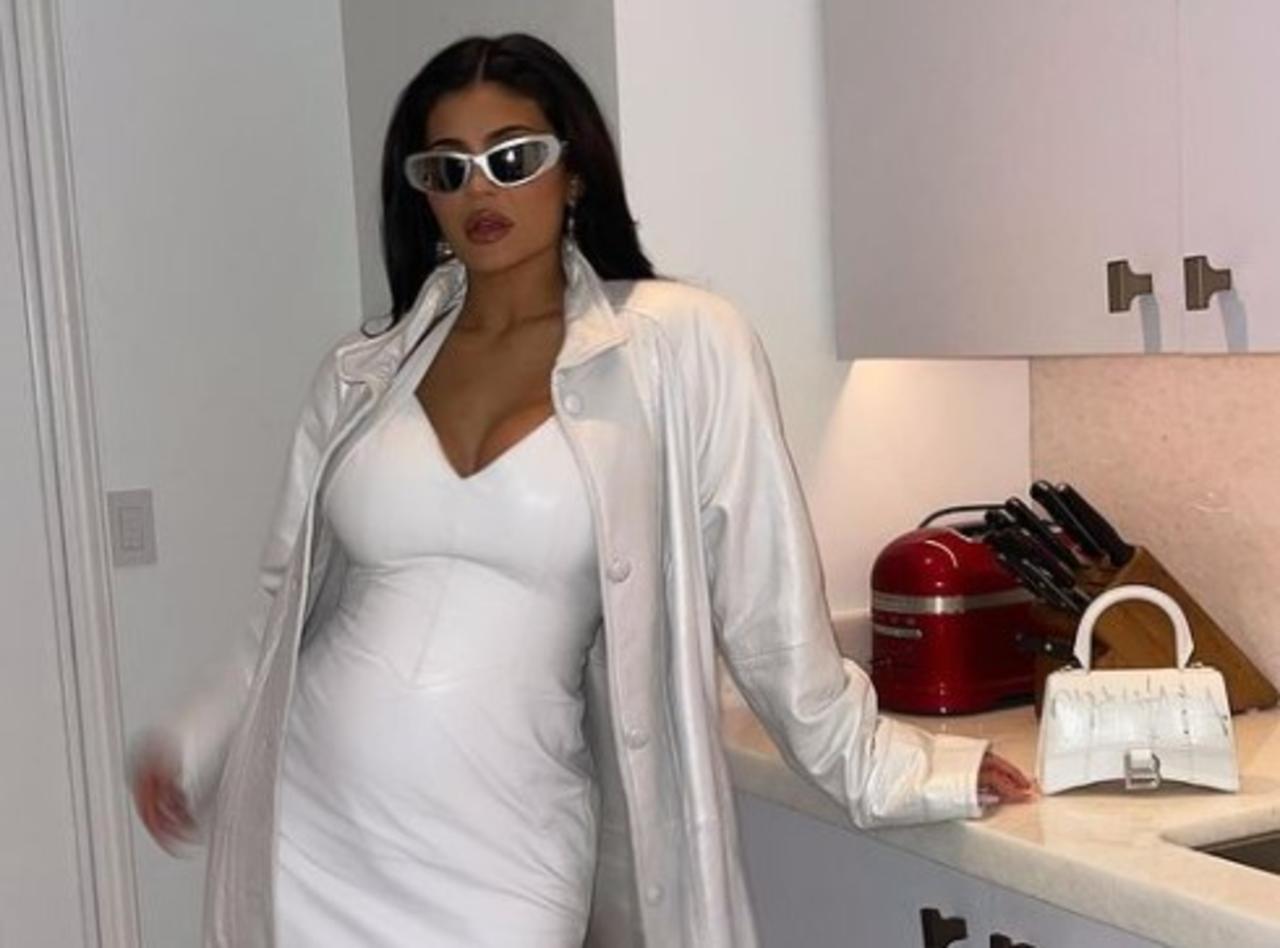 Kylie Jenner presume su embarazo en entallado vestido blanco