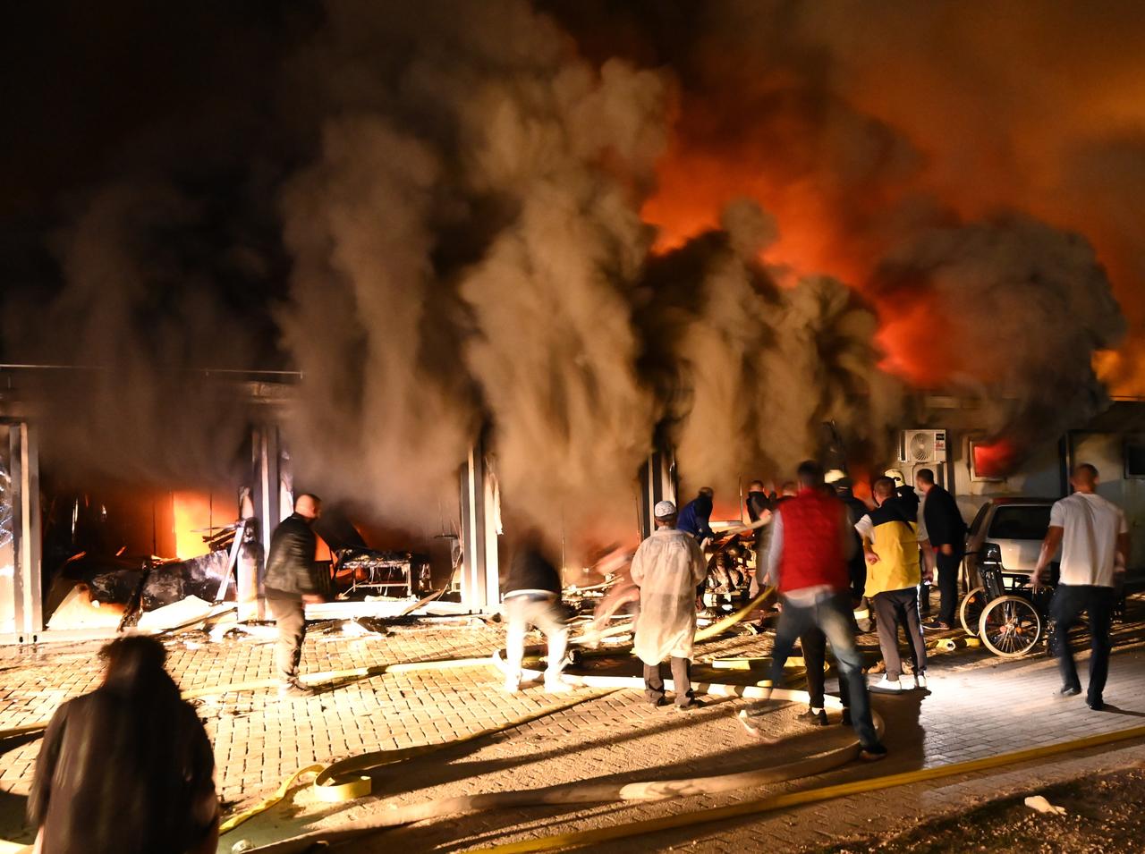 Hospital COVID-19 de Macedonia arde en llamas y cobra la vida de 14 personas
