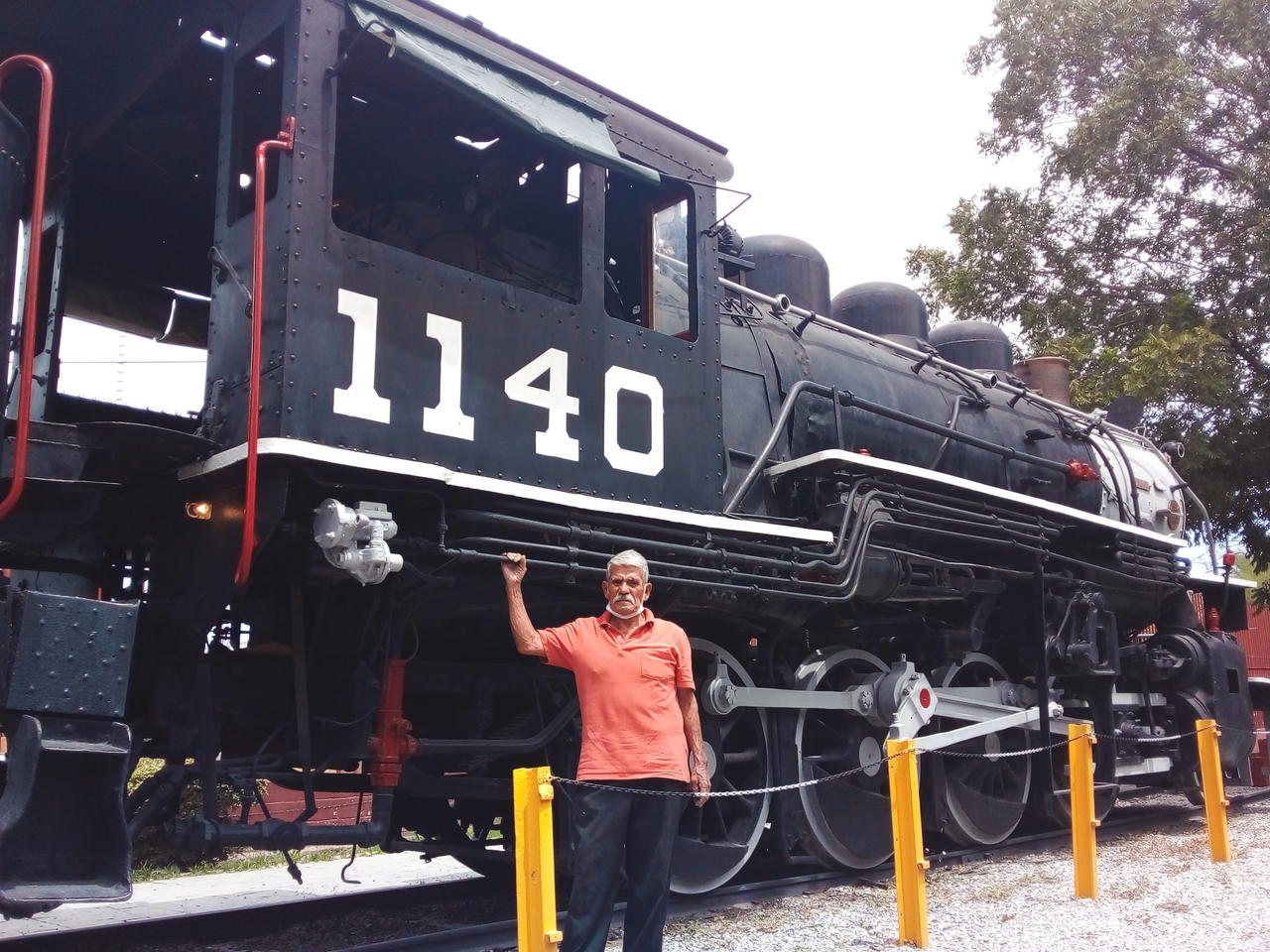 Don Macario y la locomotora 1140, una amistad forjada en los rieles