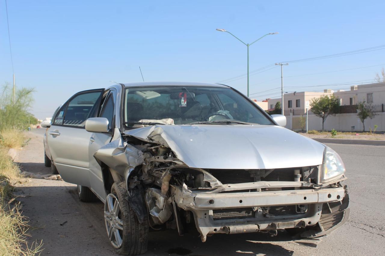 Joven impacta su vehículo contra poste frente a la colonia Villas San José de Torreón