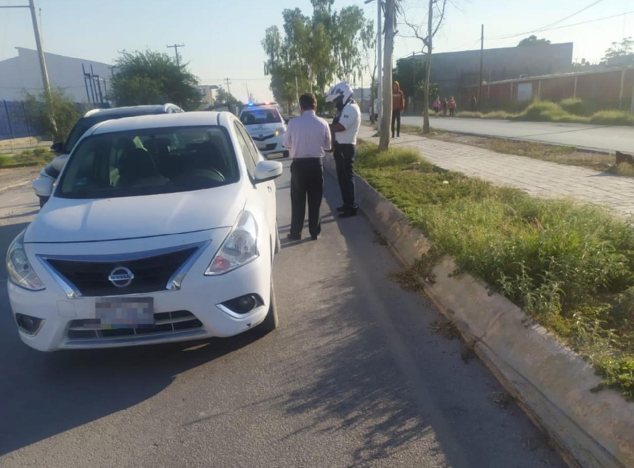 Dos vehículos chocan por alcance en colonia Carolinas de Torreón