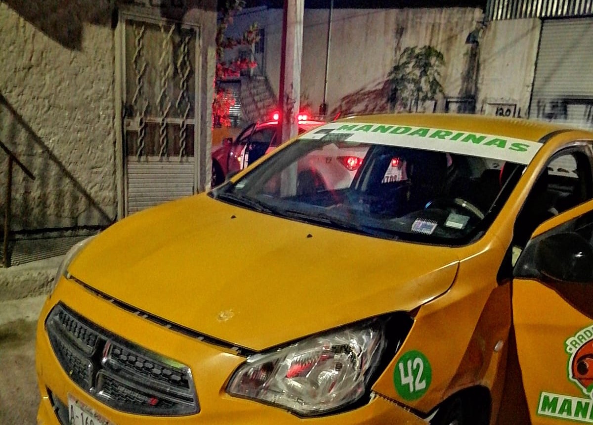 Conductor huye tras pasarse un rojo y provocar accidente en la zona Centro de Torreón