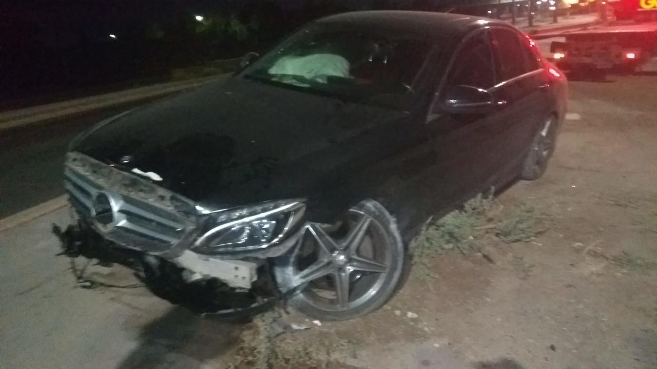 Vehículo de lujo es abandonado tras accidente frente a la Puerta Amarilla de Torreón