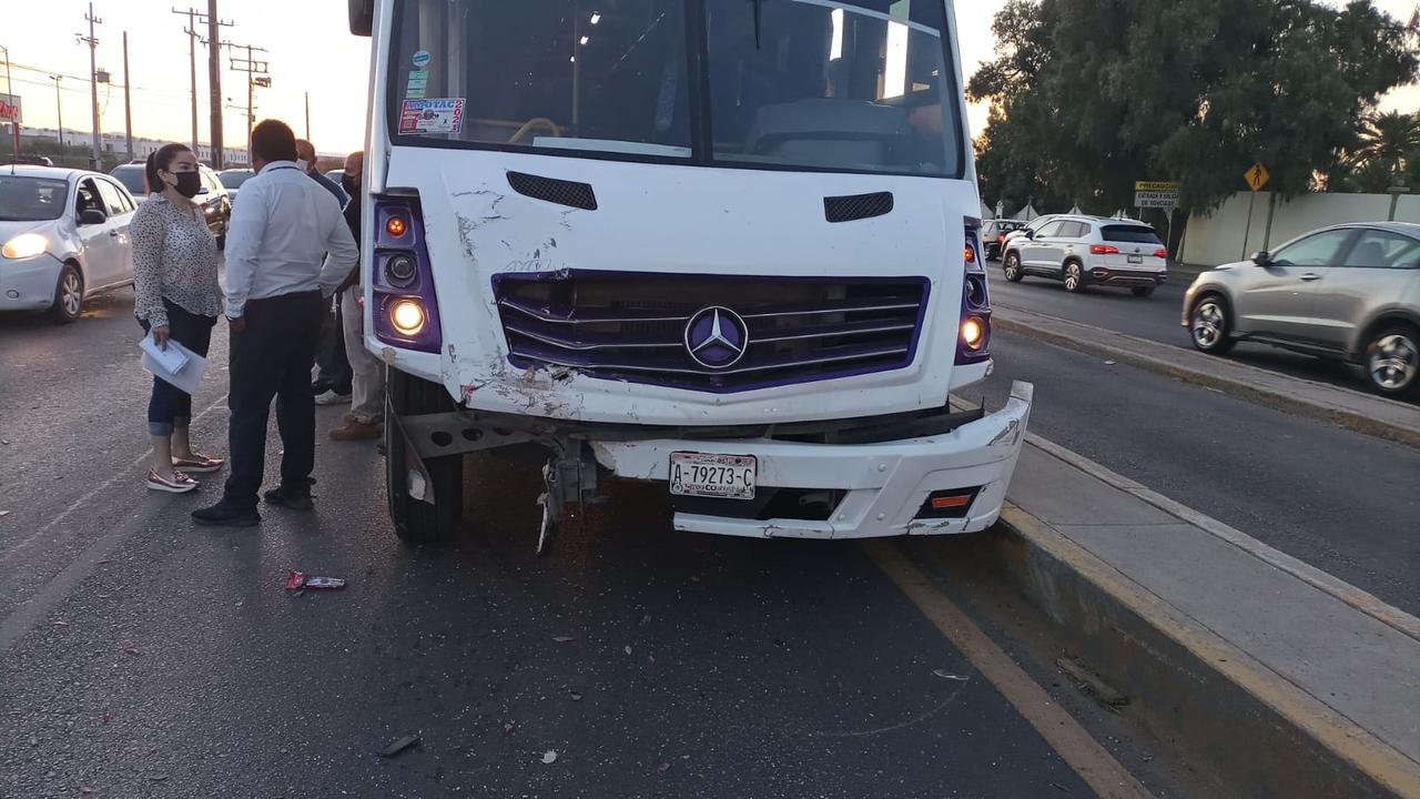 Camión de transporte de personal impacta a dos vehículos en Torreón