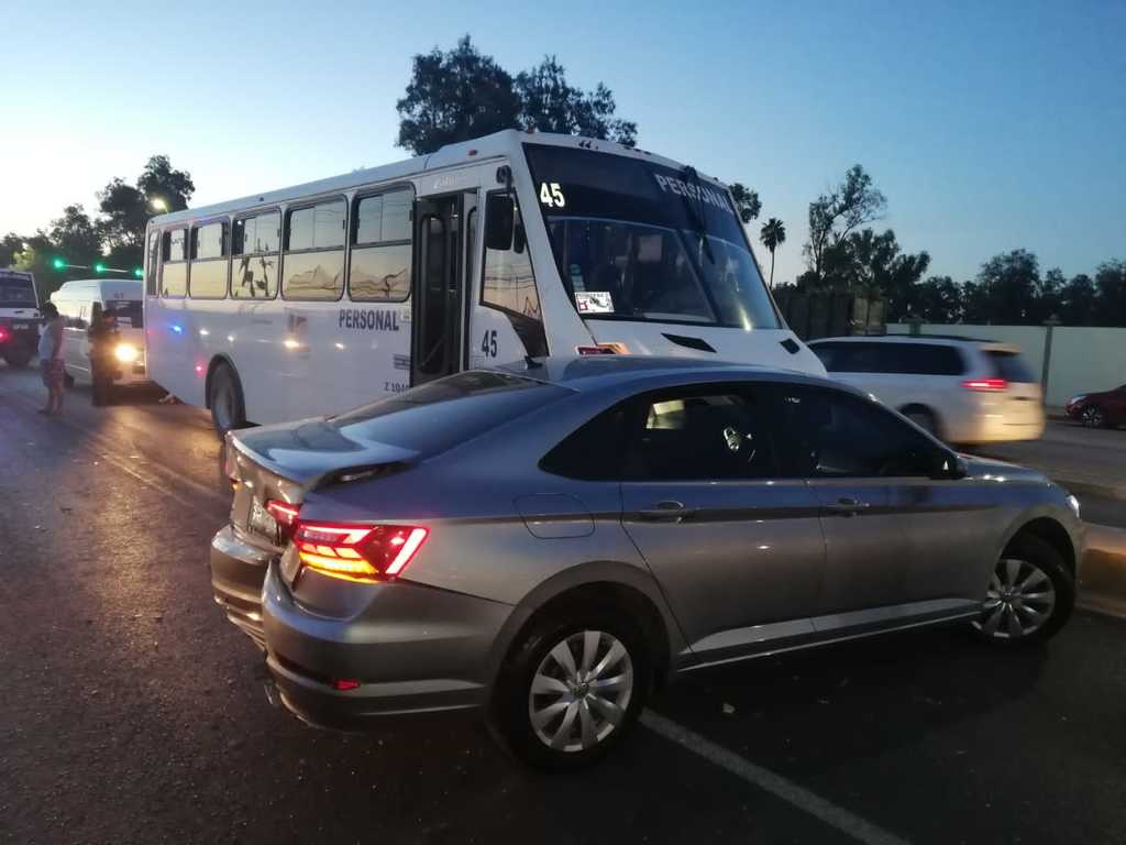Camión de transporte de personal se impacta contra dos vehículos en Torreón