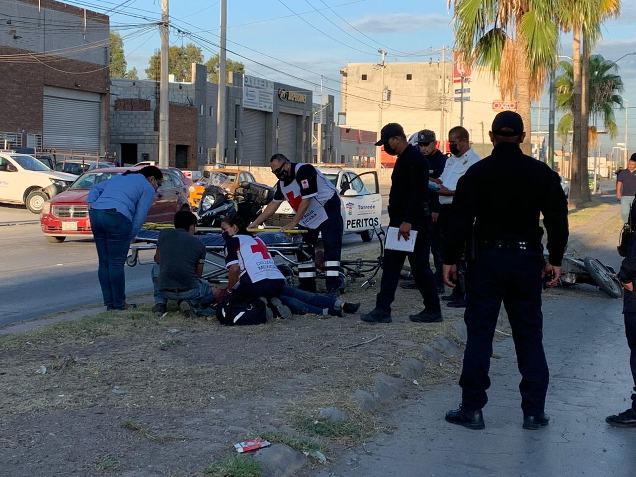 Choque entre motocicleta y bicicleta en la colonia San Felipe de Torreón deja una mujer lesionada