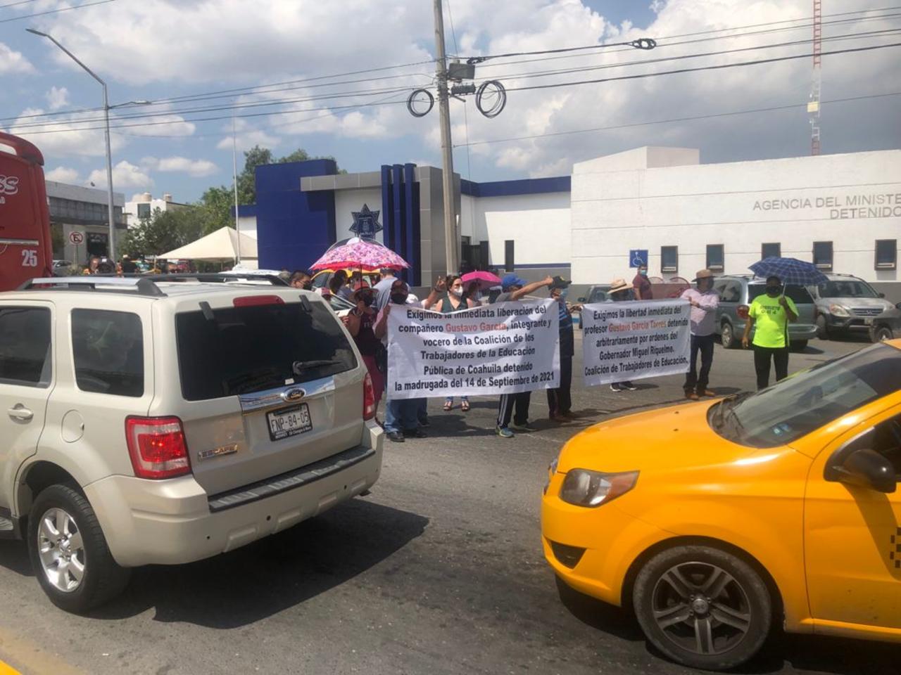 Con manifestación, exigen liberación de maestro detenido en Saltillo