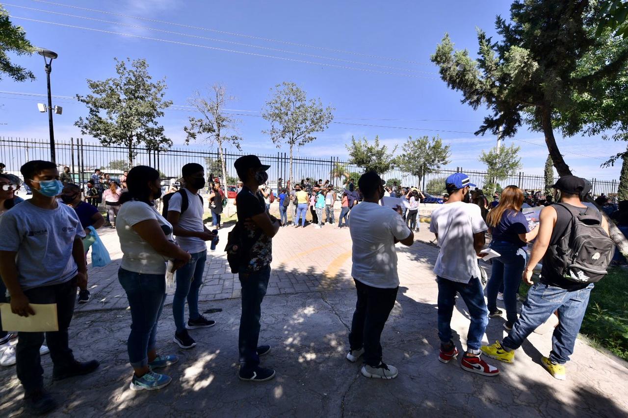 Jóvenes de Torreón abarrotan módulos de vacunación contra COVID-19