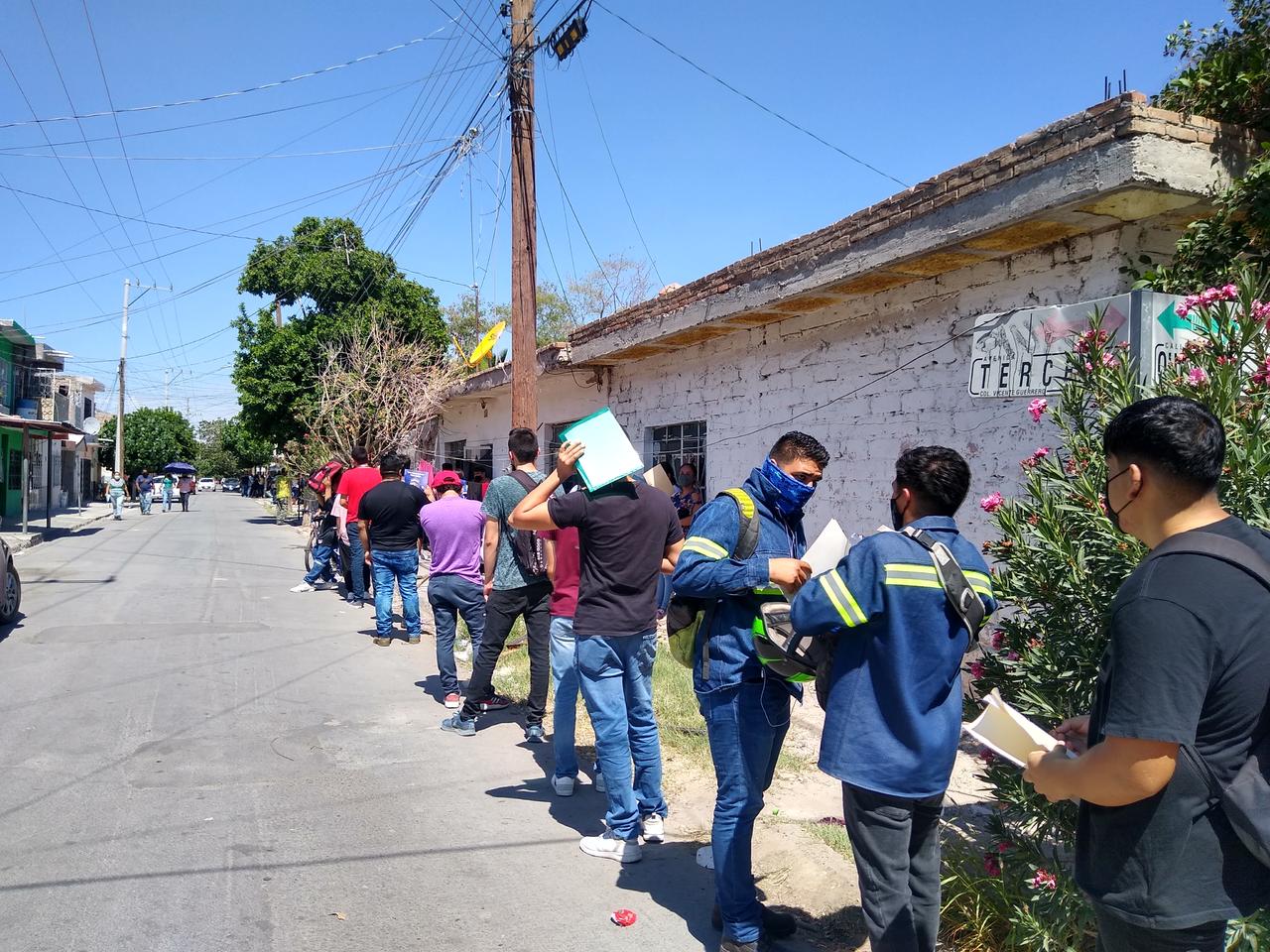 Jóvenes de Torreón hacen filas kilométricas para recibir dosis antiCOVID de AstraZeneca