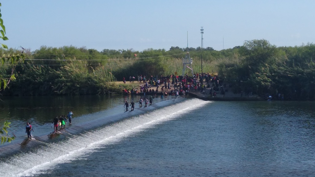 Continúa arribo de cientos de migrantes a Ciudad Acuña