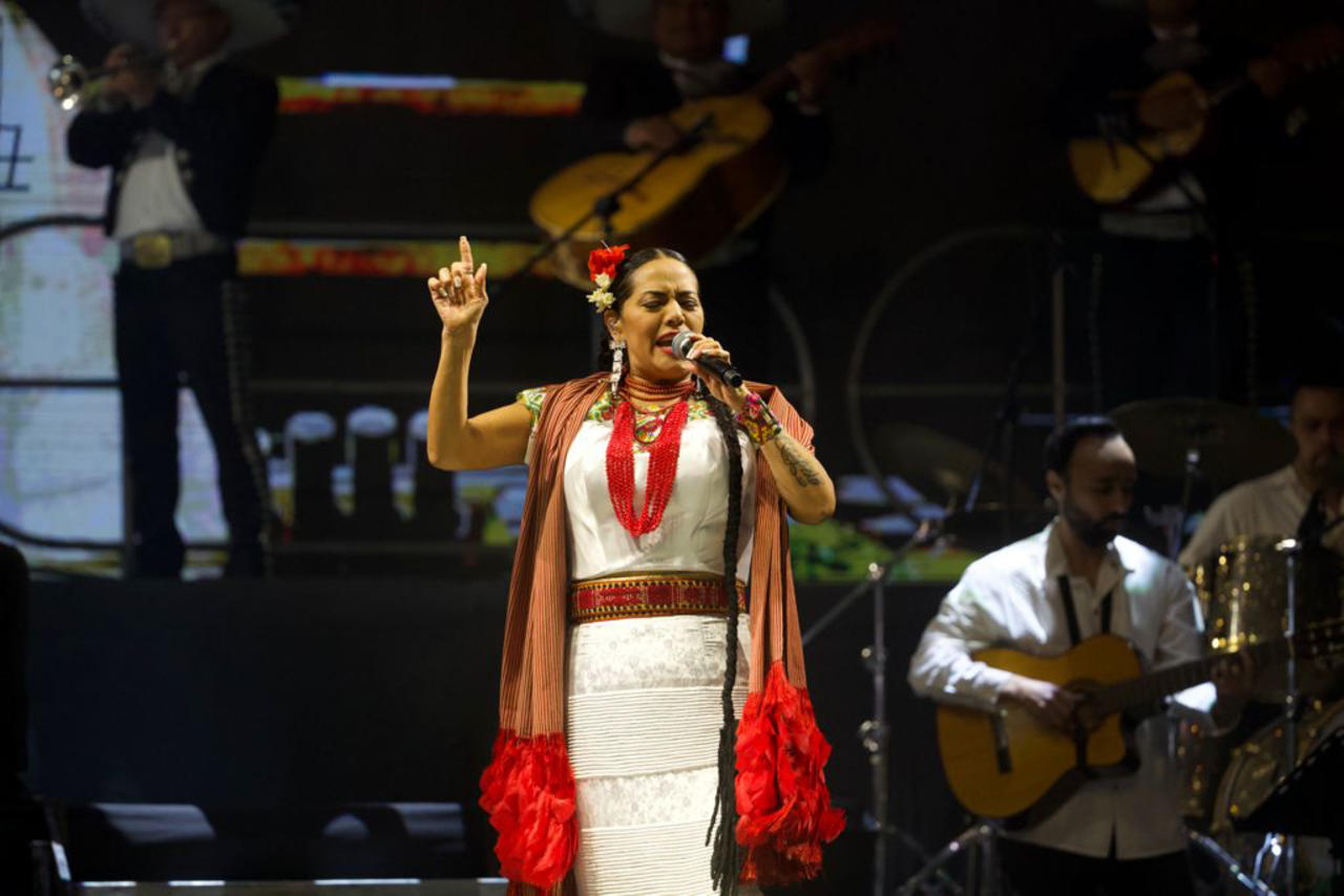 Cantante Lila Downs cierra ceremonia del Grito de Independencia en México
