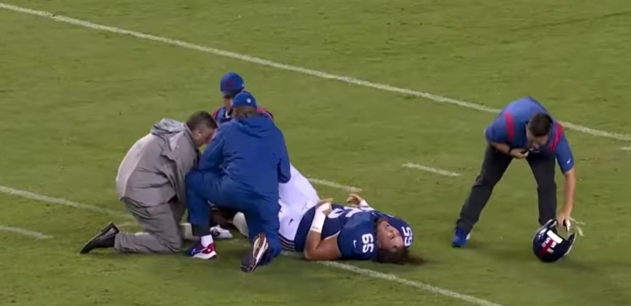 Nick Gates de los Giants sufre terrible fractura en partido de la NFL