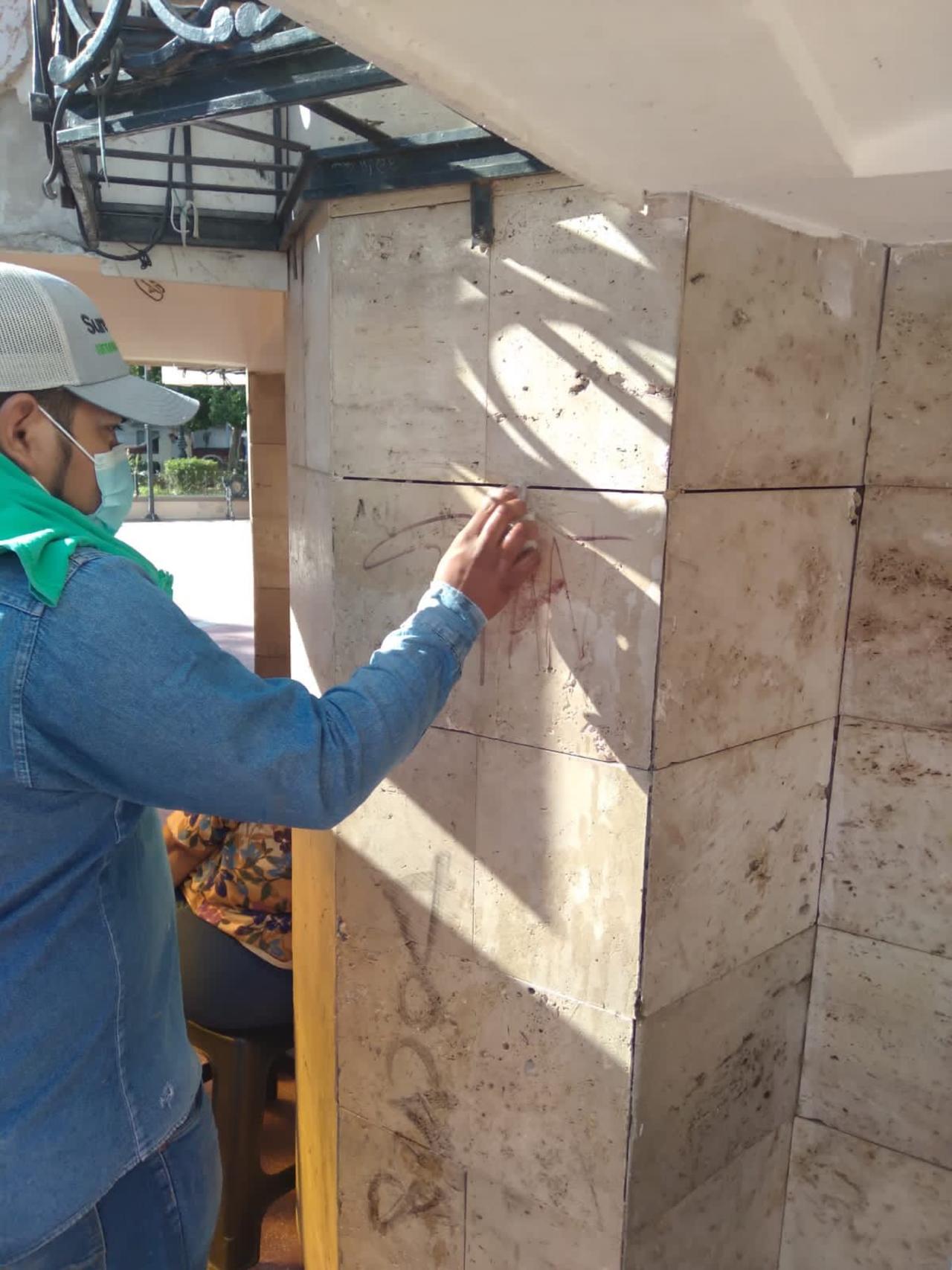 'No manchen', vuelven a limpiar reloj graffiteado de la Plaza de Armas de Torreón