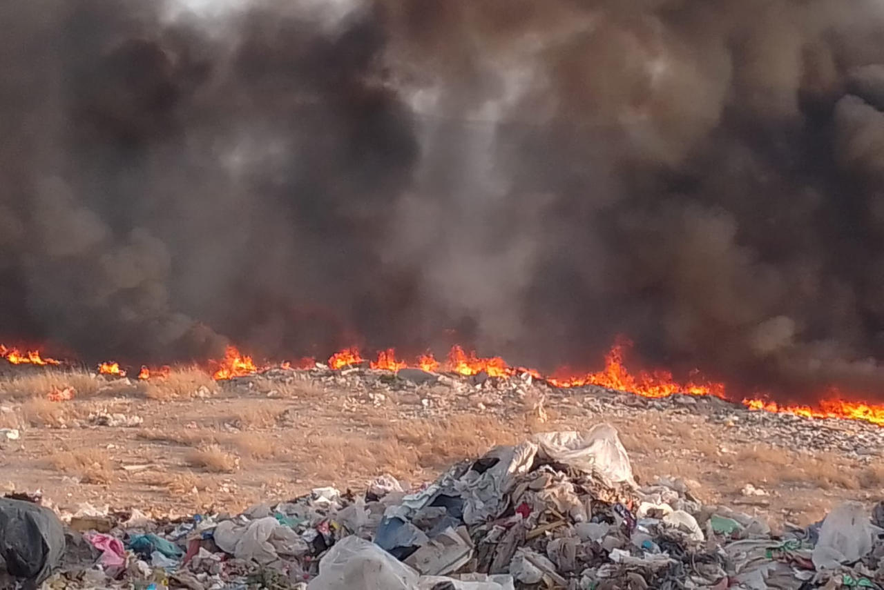 Fuego en contenedores causan incendios en relleno sanitario de Monclova