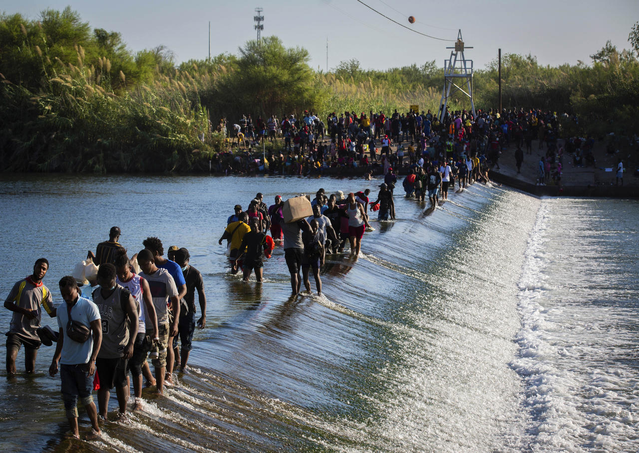 Gobierno de Biden cierra dos puentes fronterizos entre Texas y Coahuila por campamento de migrantes