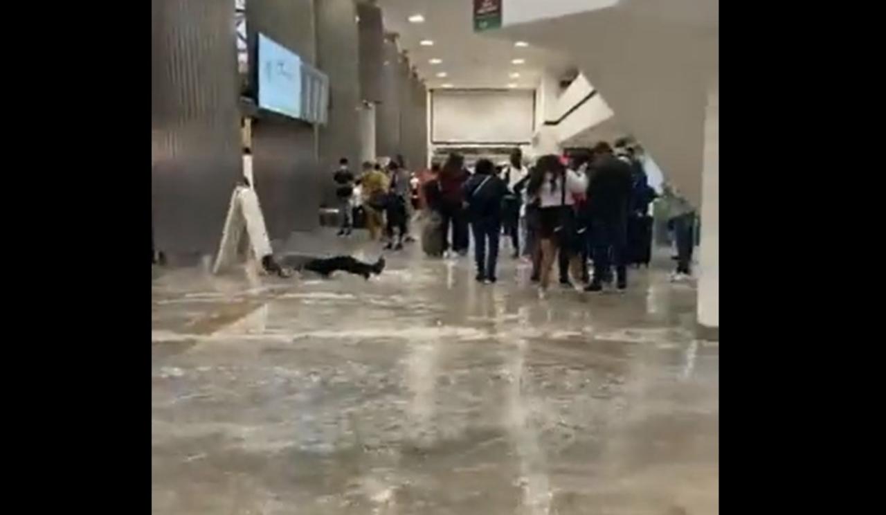 VIDEO: Aeropuerto Internacional de CDMX se inunda por lluvias con granizo
