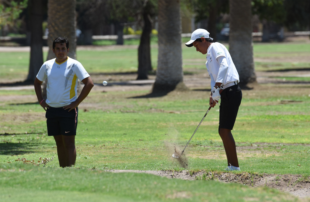 Treviño y Casas se colocan en la cima de la Primera Categoría en Torneo Anual de Golf del Club Campestre Gómez Palacio