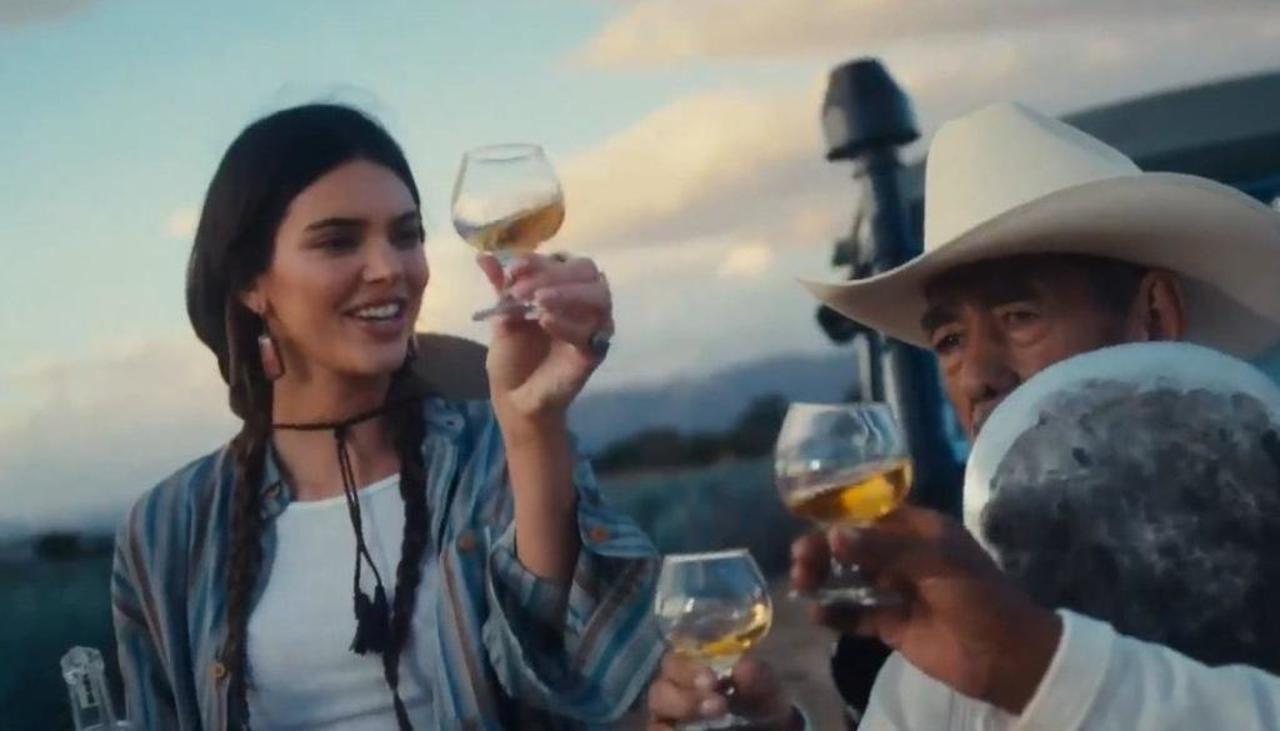 Kendall Jenner donará casas a comunidad de Jalisco donde se elabora su tequila