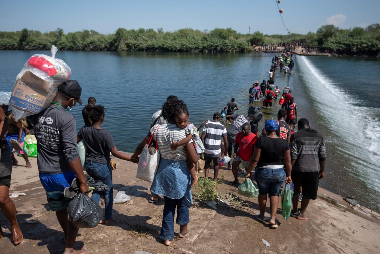 EUA comienza  a deportar a migrantes haitianos retenidos en Del Río, Texas